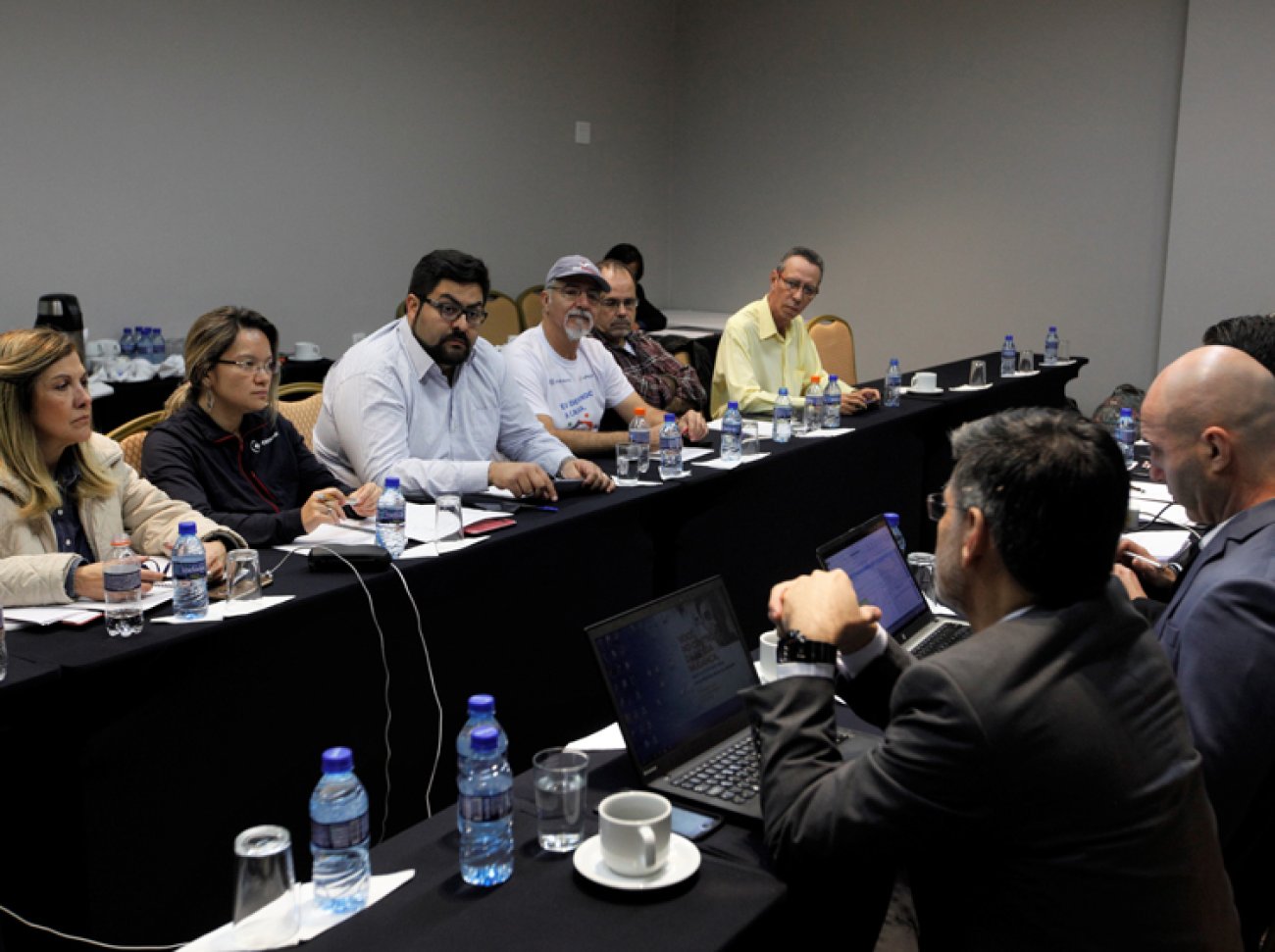 CEE/Caixa (à esquerda) cobra manutenção dos direitos dos empregados Crédito: Fenae