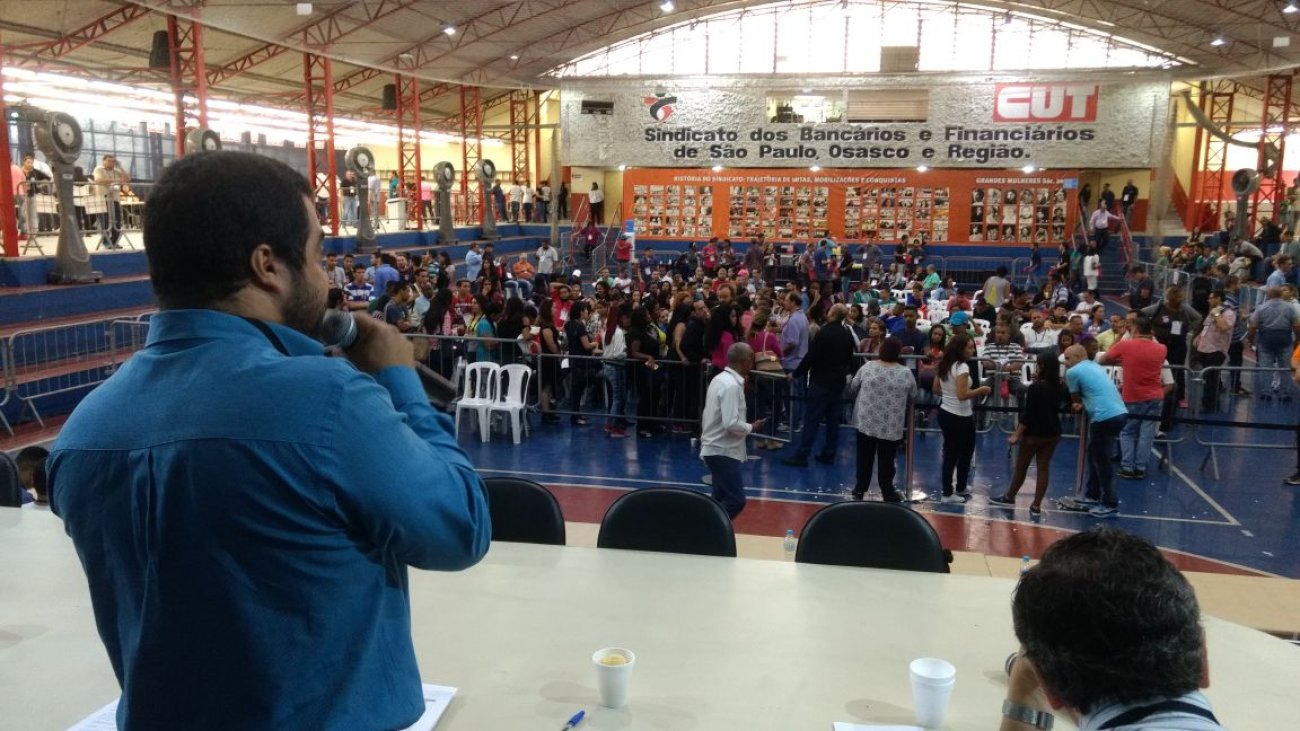 Urnas saem da Quadra nas primeiras horas da manhã; eleição chega ao segundo dia Foto: Seeb-SP