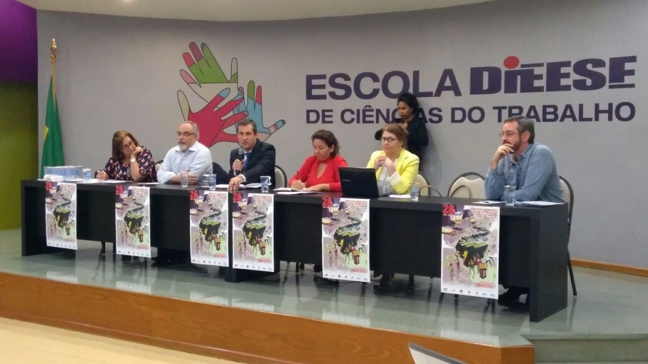 Especialistas durante o seminário que abordou riscos da reforma trabalhista para a sociedade Foto: Seeb-SP