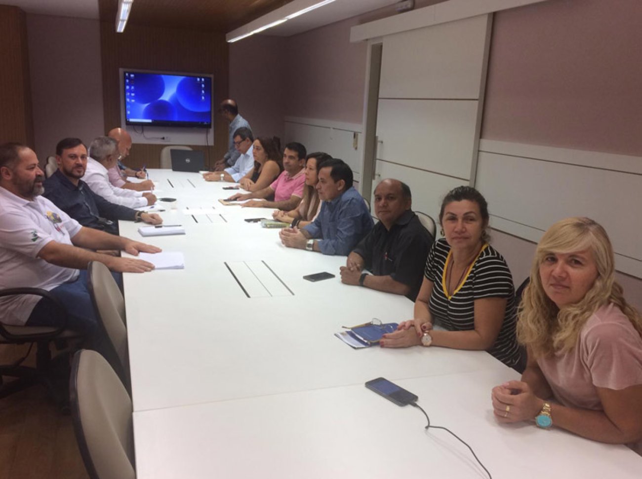 Comissão de Organização dos Empregados (COE) durante a reunião, com Valeska Pincovai no primeiro plano, à direita Foto: Seeb-SP