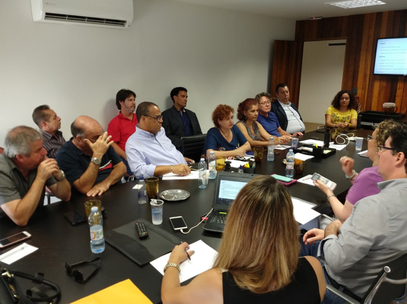 À esquerda, representantes dos trabalhadores cobram respostas de integrantes do Santander Foto: Mariana Valadares/Afubesp