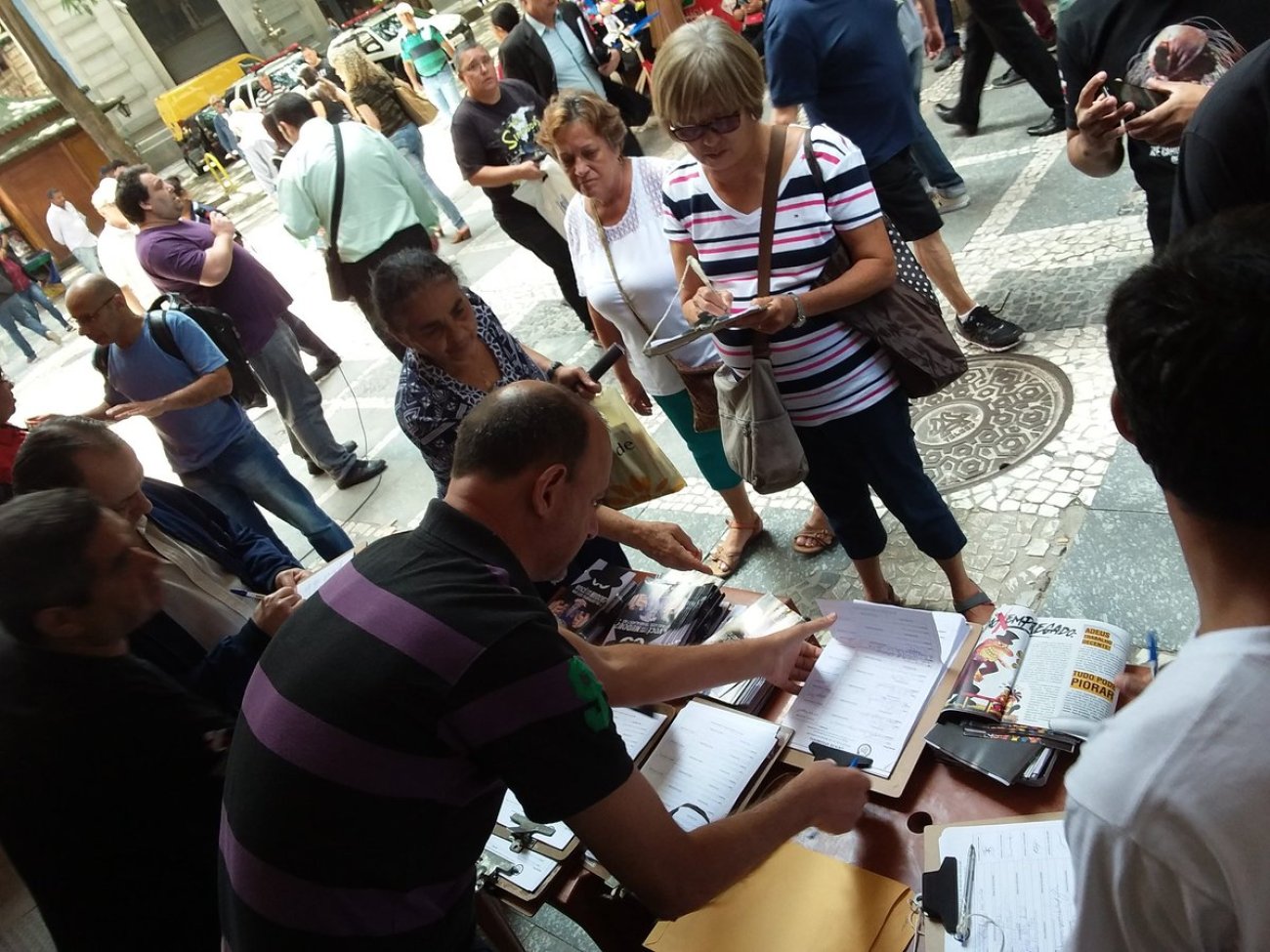 Sindicato tem posto de coleta de assinaturas em frente sua sede, no Centro da capital Foto: Seeb-SP