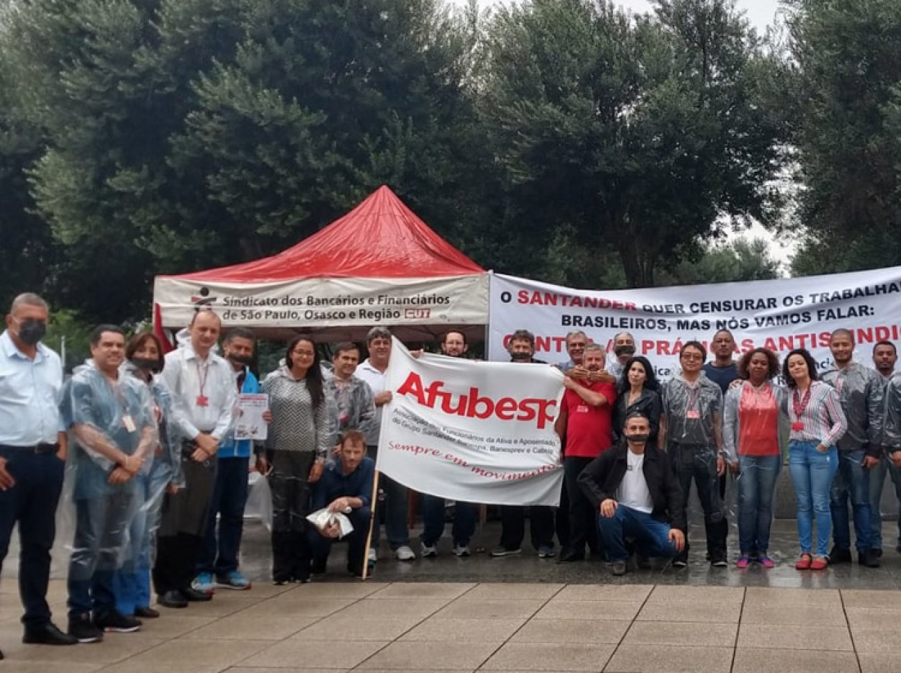 Dirigentes protestam na Sede Torre Santander Foto: Seeb-SP