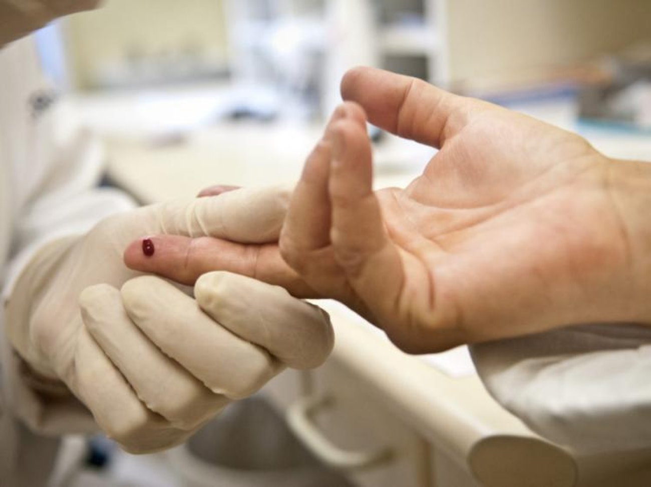Folheto que será distribuído pelo Sindicato, no dia 1º de dezembro, traz os locais onde são realizados o teste rápido para detecção do HIV Foto: nacoesunidas.org