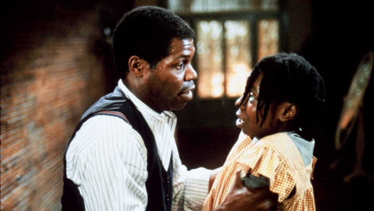 Em 'A Cor Púrpura', Celie (Whoopi Goldberg) é tratada como escrava e violentada por Mister (Danny Glover) Foto: Divulgação