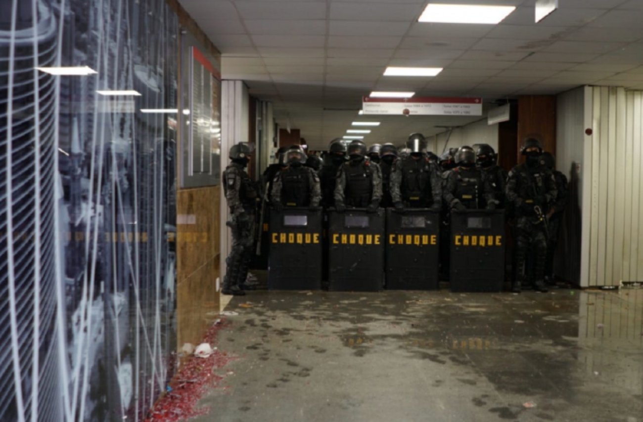 Tropa de Choque da PM agrediu violentamente os servidores estaduais na Alesp Foto: Reprodução
