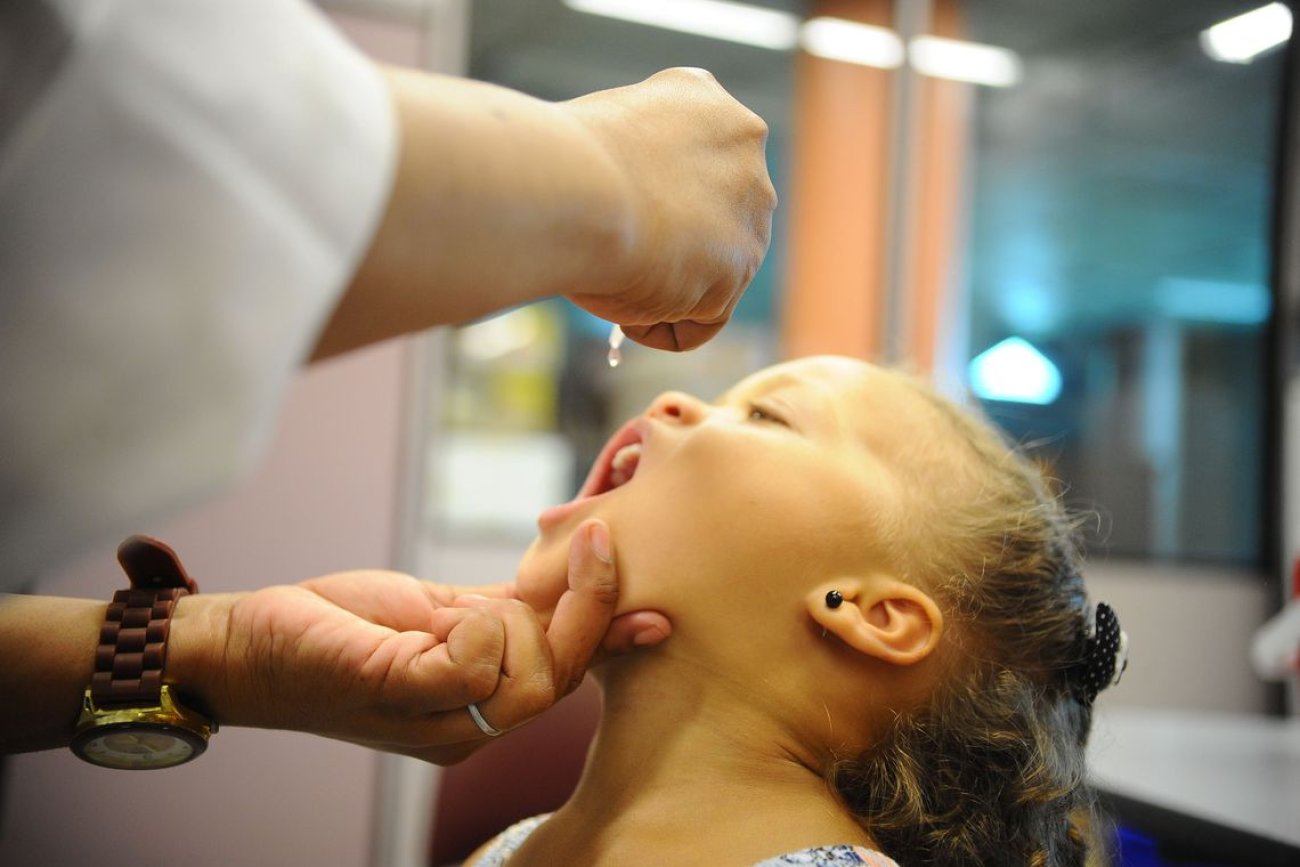 A primeira dose da vacina contra o sarampo deve ser dada à criança quando completa o seu primeiro ano de vida, e a segunda dose, três meses depois Foto: Agência Brasil