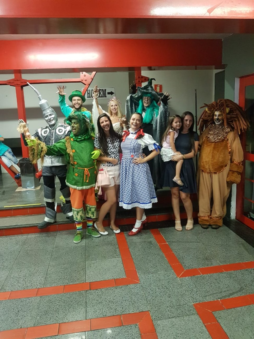 Vanessa Gasparini, com a filha no colo, após o espetáculo O Mágico de Oz Foto: Divulgação