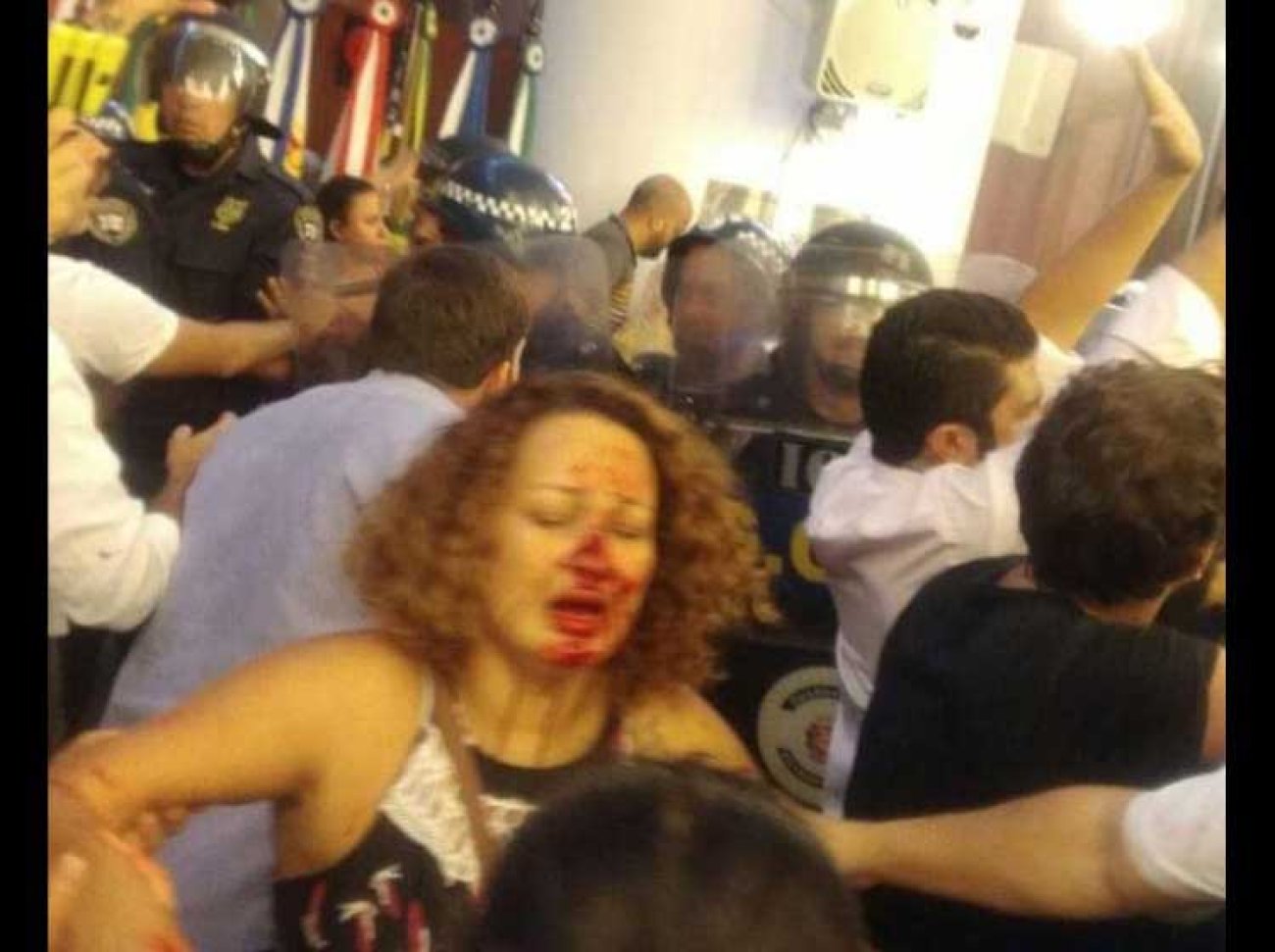 Servidores municipais foram atacados com cassetetes, spray de pimenta, bombas de gás: muitos foram feridos Foto: Divulgação