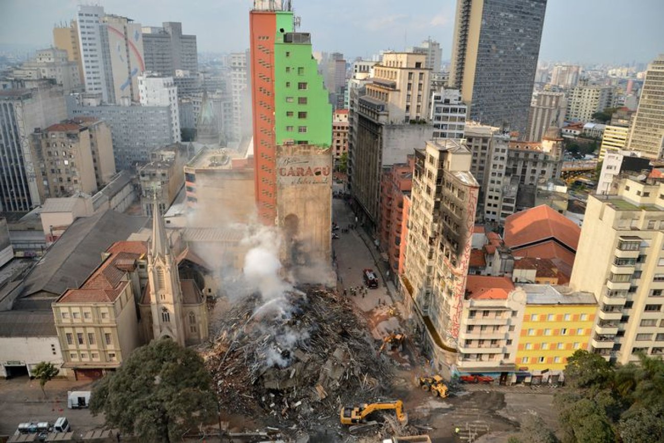 Bombeiros trabalham na busca por desaparecidos e retirada dos destroços do prédio que desabou após incêndio no Largo do Paissandu Foto: Rovena Rosa/Agência Brasil