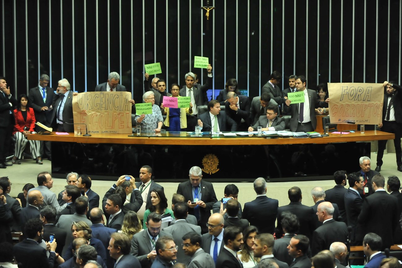 Na mesa e no plenário, deputados da oposição portavam cartazes Foto: J. Batista / Câmara dos Deputados