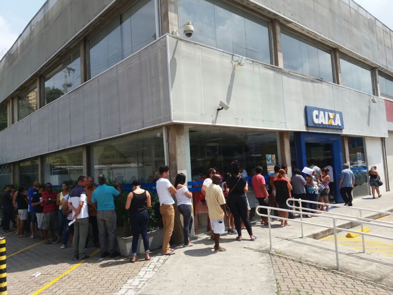 Fila em agência no bairro Parada de Taipas no sábado 13 de março Foto: Seeb / SP
