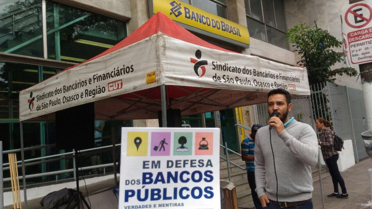 Sindicato no Largo 13, em Santo Amaro, zona sul de São Paulo, divulgando para população cartilha que aborda importância da defesa dos bancos públicos Foto: Seeb/SP