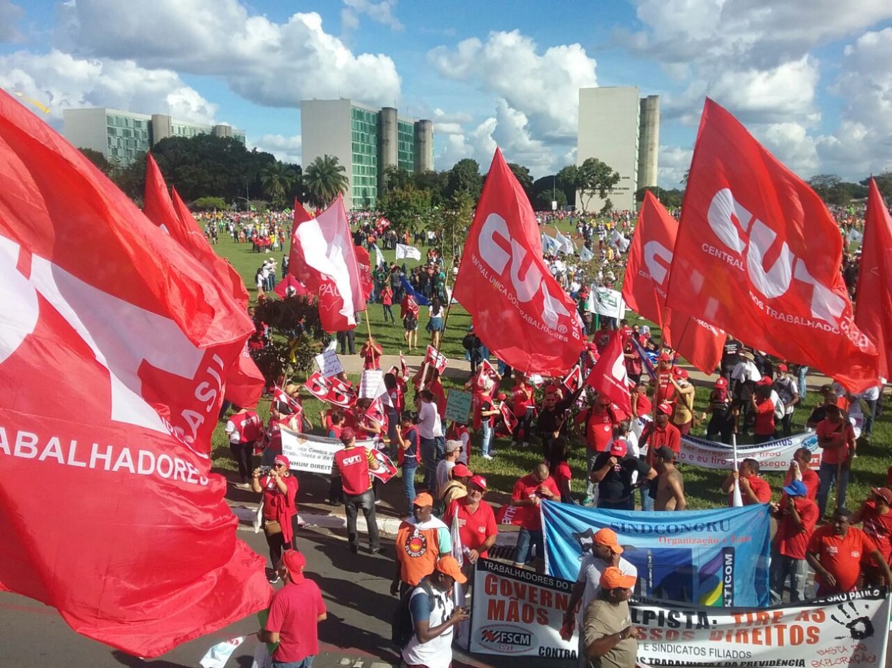 Bancários na luta ao lado de milhares de outros trabalhadores convocados pela CUT, demais centrais sindicais e movimentos sociais pelo fim das reformas, fora Temer e por diretas já! Seeb-SP