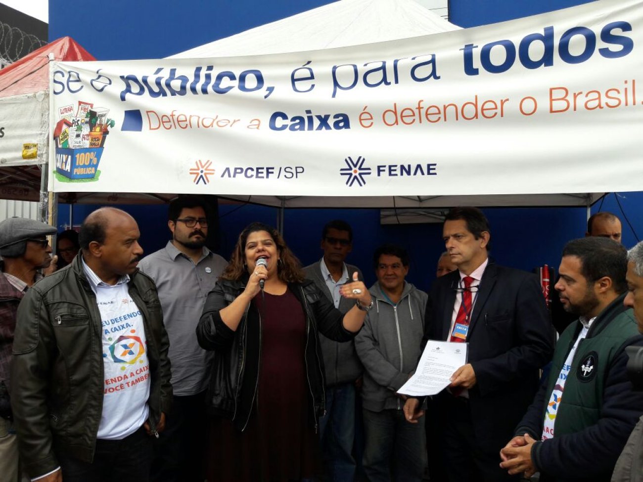 Ivone Silva, presidenta do Sindicato, entregou documento ao representante da SR Penha cobrando permanência da agência no local Foto: Seeb-SP