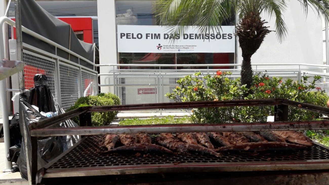 Assar sardinhas em frente de agências, distribuindo-as para a população, é um tradicional protesto do Sindicato para denunciar o assédio moral Foto: Seeb-SP