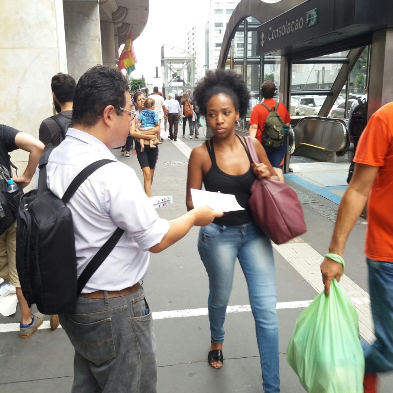 Cartilha distribuída à população lembra da importância da Caixa 100% Pública para toda a sociedade Foto: Seeb-SP