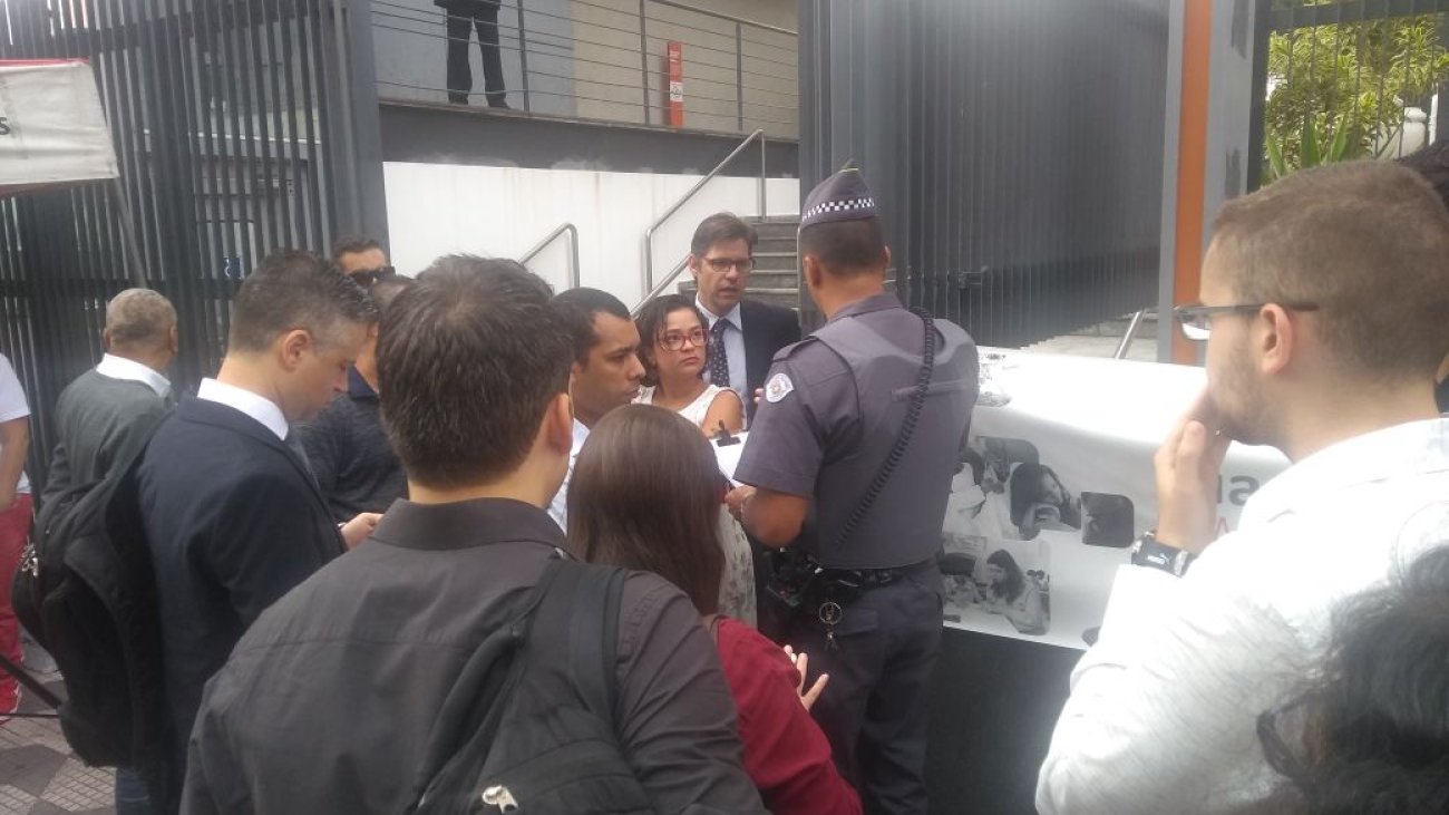 PM coagindo trabalhadores que aderiram ao protesto Foto: Seeb-SP