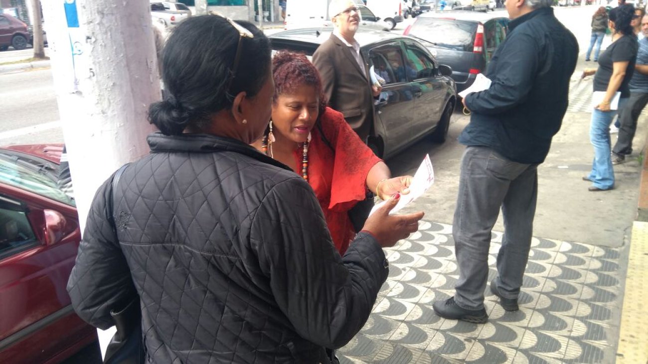 Trabalhando entregando material e denunciando mais um golpe nos trabalhadores Foto: Seeb-SP