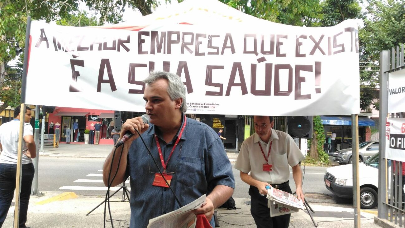 O dirigente sindical Roberto Paulino, em ato contra o assédio moral no Casa 1 Foto: Seeb-SP