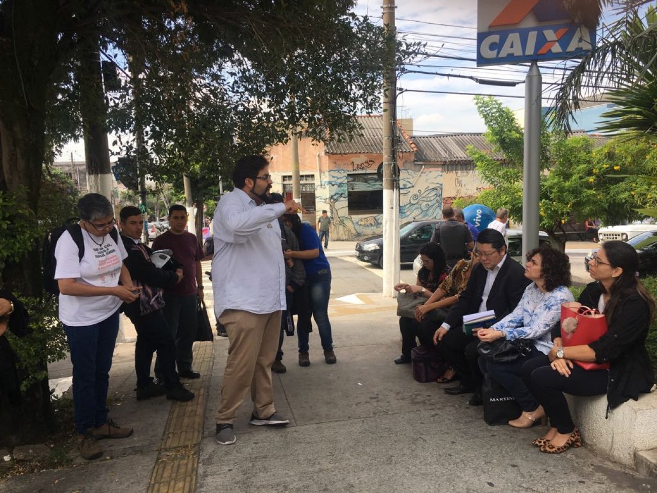 Dirigentes do Sindicato e da Apcef/SP estiveram reunidos com empregados e com a população Foto: Seeb-SP