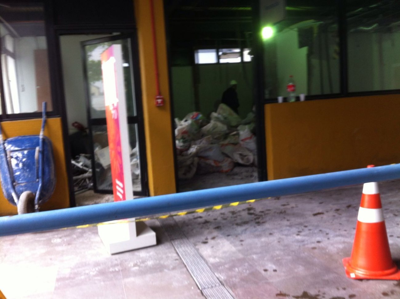 Na entrada da Avenida do Estado, carrinho e mão e entulho Foto: Seeb-SP