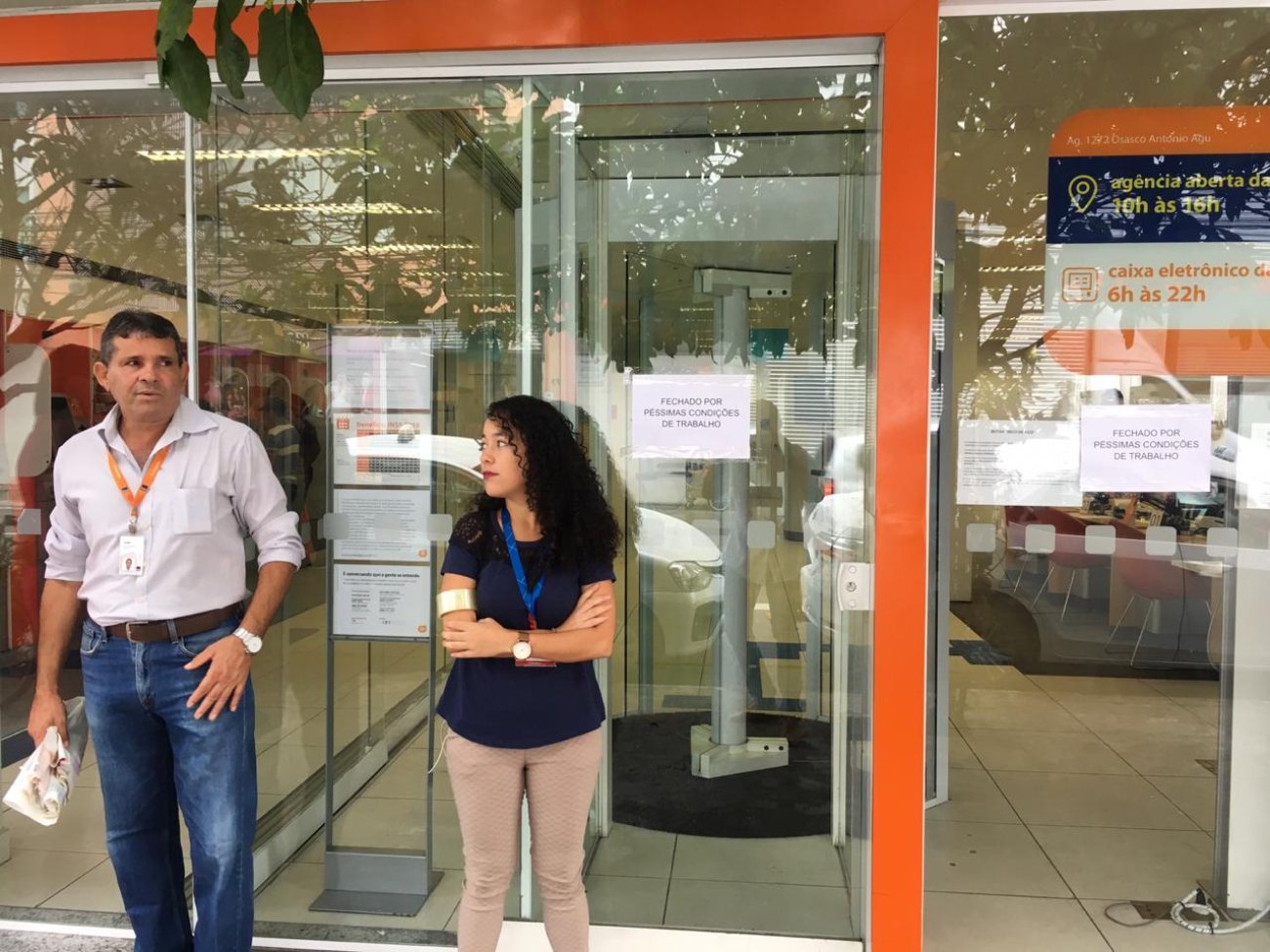 Dirigentes sindicais paralisaram nesta terça-feira agência do Itaú em Osasco Foto: Seeb-SP