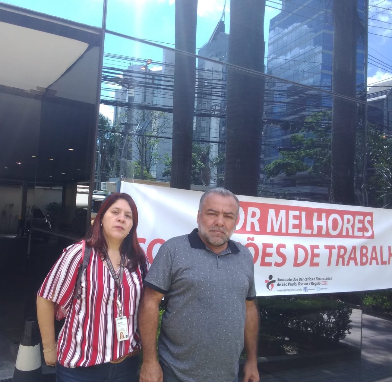 Dirigentes do Sindicato suspenderam o funcionamento de agência do Itaú Personnalité na Berrini, que está sem ar-condicionado Foto: Seeb-SP
