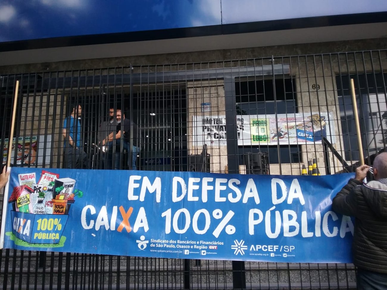 No dia 6 de junho, dirigentes sindicais estiveram reunidos com empregados no prédio da São Joaquim contra a tentativa de desmonte da Caixa Foto: Seeb-SP