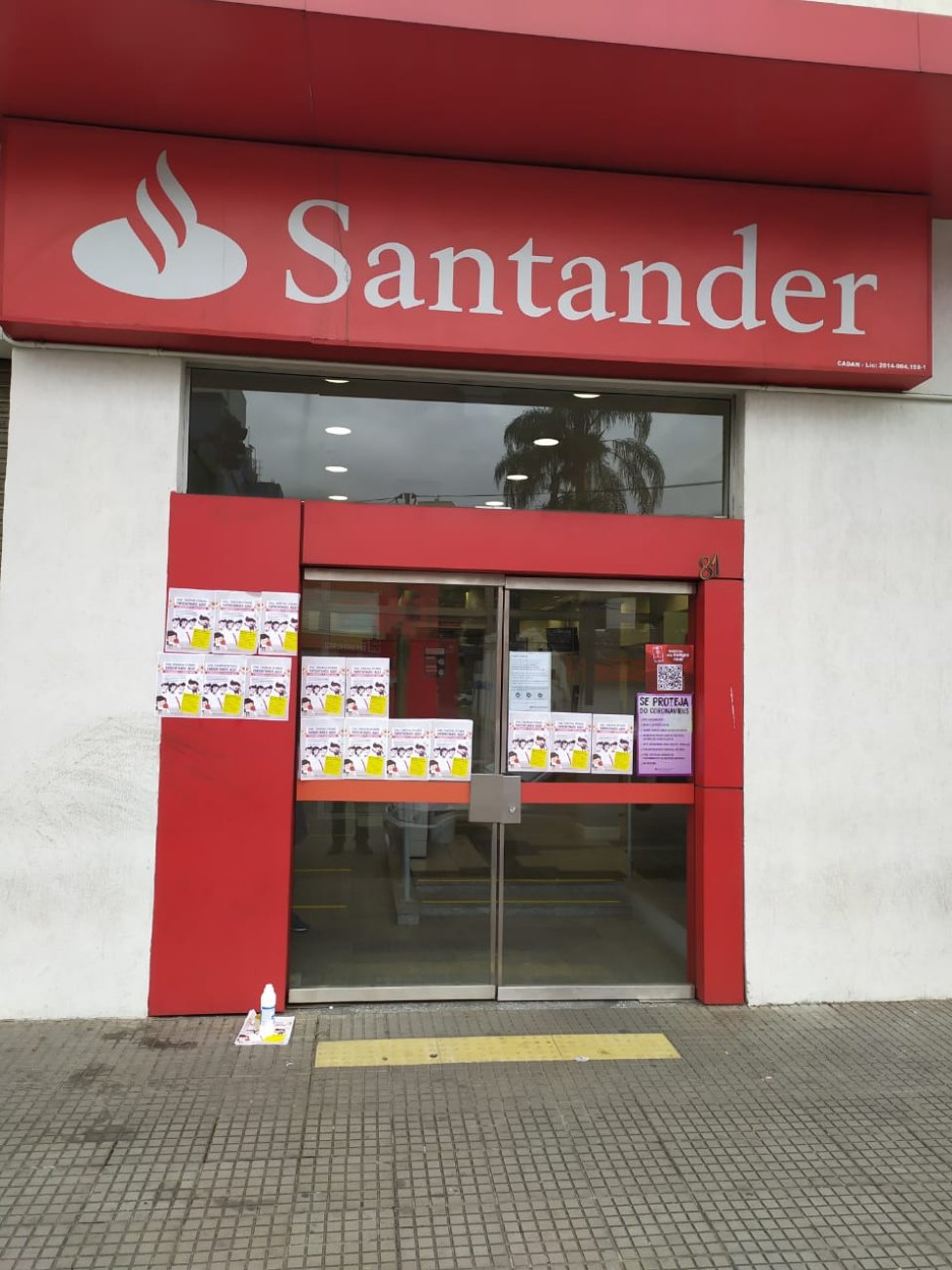 Nesta quinta e sexta-feiras, em protesto contra o assédio moral, o Sindicato adesivou várias agências do Santander na zona norte Foto: Seeb-SP