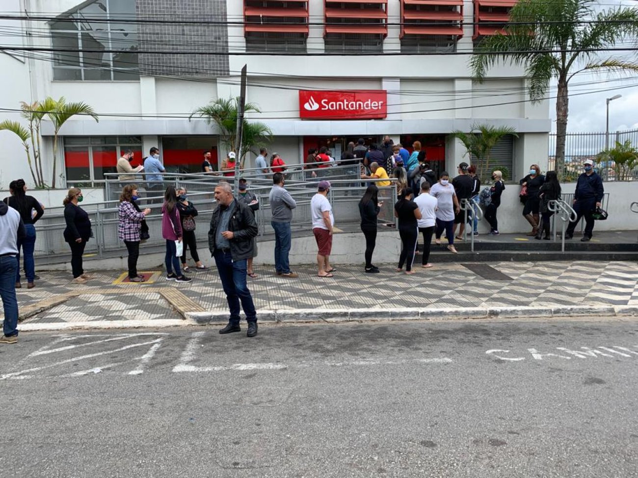 Agência do Santander em Itaquera fechada tem grande fluxo de pessoas e quantidade razoável de funcionários Foto: Arquivo Seeb-SP