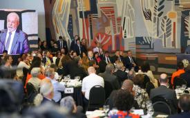 Imagem mostra auditório lotado durante fala do presidente da República, Luiz Inácio Lula da Silva, na abertura do Conselho de Desenvolvimento Econômico Social Sustentável. 