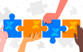 Arte em desenho composta de peças de quebra-cabeça uma ao lado da outra, com as cores azul e laranja cada uma, e o "X" do logo da Caixa em cada uma delas