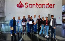 Imagem mostra dirigentes sindicais perfilados no saguão da Torre Santander durante atividade de entrega da Consulta Nacional dos Bancários