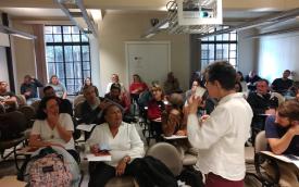 Foto mostra sala com alunos do curso de gênero do Sindicato