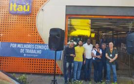 Foto mostra um grupo de seis dirigentes sindicais em pé, em frente à agência do Itaú em Santana, ao lado deles, uma faixa onde se lê: Por melhores condições de trabalho