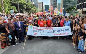 Dirigentes do Sindicato dos Bancários de São Paulo durante protesto contra a elevada taxa de juros imposta pelo Banco Central