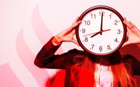 Imagem mostra uma mulher segurando na frente do seu rosto um relógio de ponteiro. ao lado dela, o logo do Santander. A arte tem um filtro vermelho