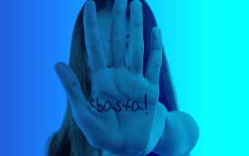 Imagem da palma de uma mão onde se lê a palavra basta!