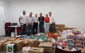 Imagem de dirigentes do Sindicato e bancários do Bradesco com as cestas básicas doadas 