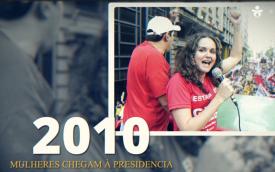 Na foto, Juvandia Moreira, primeira presidenta do Sindcato, com camisa vermelha, cabelos encaracolados com braço erguido comemorando aprovação da greve