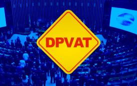 Imagem do Congresso, em tons de azul, com uma placa escrito DPVAT