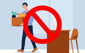 Ilustração de uma pessoa carregando uma caixa com pertences, remetendo a uma demissão, com um sinal de proibido em primeiro plano