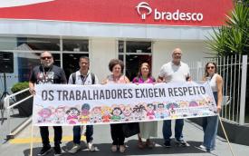 Dirigentes do Sindicato dos Bancários protestam contra demissões no Bradesco