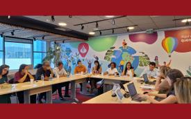 Imagem mostra Comissão de Organização dos Empregados (COE) do Santander reunida em uma sala