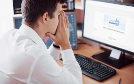Homem em frente a uma tela de computador onde se vê o link da pesquisa solicitando o e-mail corporativo do funcionário