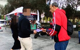 Dirigente entrega material de Campanha a bancário da Torre Santander