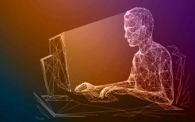 Arte em estrutura de arame poligonal de uma figura masculina em frente a um computador