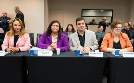 Foto de representantes do Comando dos Bancários, em mesa com a Fenaban. Da esquerda para a direita: Adriana Nalesso, Neiva Ribeiro, Gustavo Tabatinga e Bianca Garbelini