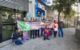 Dirigentes seguram faixas e cartazes da Campanha dos Bancários 2024, em frente a agência da Caixa